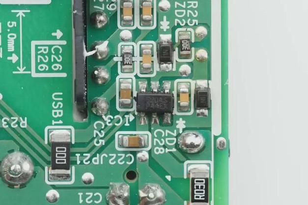 新型18W多协议快充拆解仅用2颗芯片和5V2A电路一样_芯片_充电器 新型18W多协议快充拆解仅用2颗芯片和5V2A电路一样_芯片_充电器 通讯