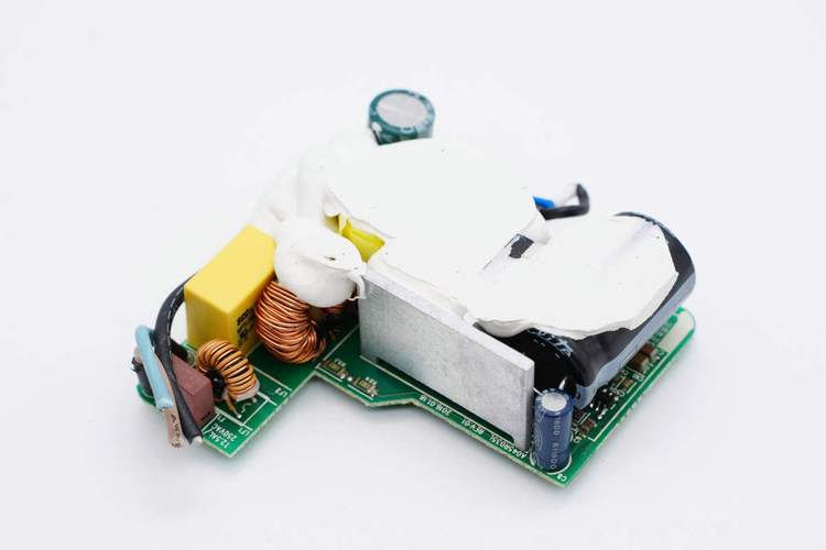 方块造型自带连体输入输出线惠普45W USB-C电源适配器拆解_散热片_惠普 方块造型自带连体输入输出线惠普45W USB-C电源适配器拆解_散热片_惠普 科学