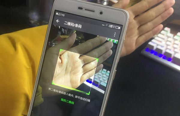 还在用手机支付？OUT了！将芯片植入皮肤内手一伸就能付款_芯片_技巧 还在用手机支付？OUT了！将芯片植入皮肤内手一伸就能付款_芯片_技巧 智能