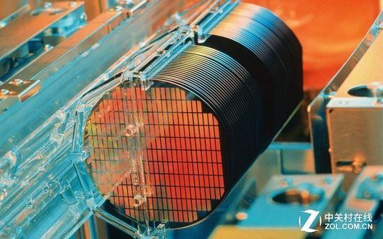 为什么7nm、5nm芯片用12寸晶圆？一块晶圆可分娩若干芯片？_晶圆_芯片 为什么7nm、5nm芯片用12寸晶圆？一块晶圆可分娩若干芯片？_晶圆_芯片 智能