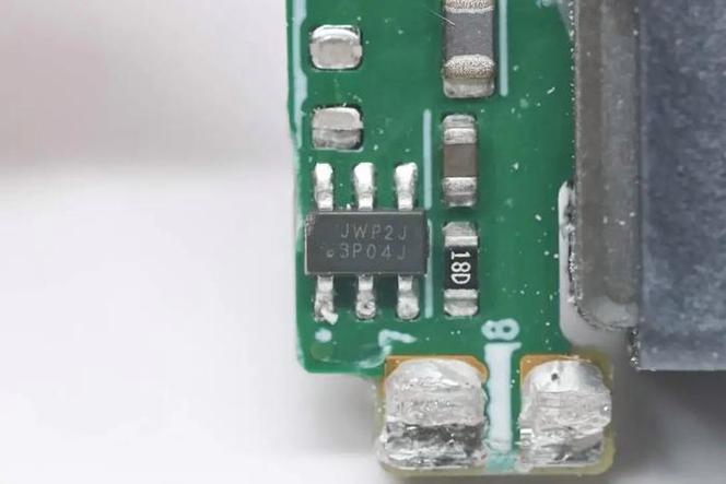 华为66W超级车充拆解极具金属质感内部这用料做工真讲究_华为_特写 华为66W超级车充拆解极具金属质感内部这用料做工真讲究_华为_特写 智能