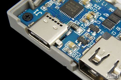 充电头网：Tronsmart新款双向Type-C移动电源拆解_电池组_的是 充电头网：Tronsmart新款双向Type-C移动电源拆解_电池组_的是 通讯