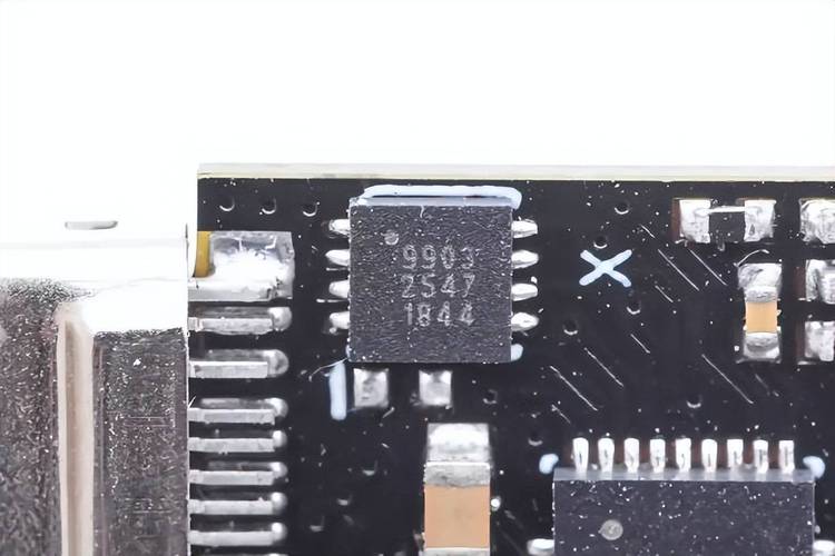 Apple Watch S8 刚上市便遭破解两颗芯片激活满速快充_充电器_计划 Apple Watch S8 刚上市便遭破解两颗芯片激活满速快充_充电器_计划 互联网